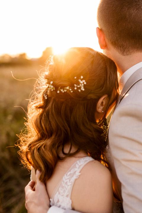 Brautpaar beim Sunset-Shooting im Aramis, eng umschlungen im warmen Abendlicht