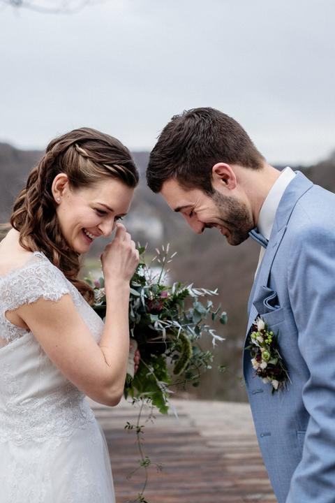 Braut und Bräutigam beim emotionalen First Look auf dem Hofgut Maisenburg während einer Winterhochzeit