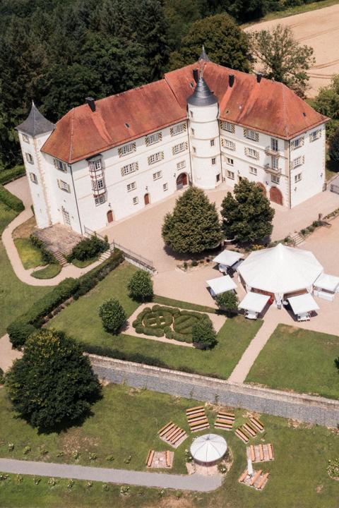 Luftaufnahme von Schloss Neuhaus bei Sinsheim mit Innenhof, Gartenanlage und Festzelt