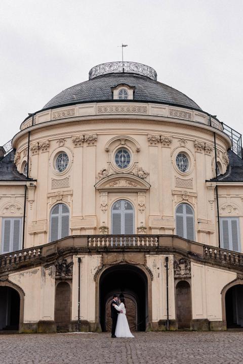 Brautpaar vor dem Schloss Solitude in Stuttgart – romantisches Paarshooting an der historischen Barockfassade