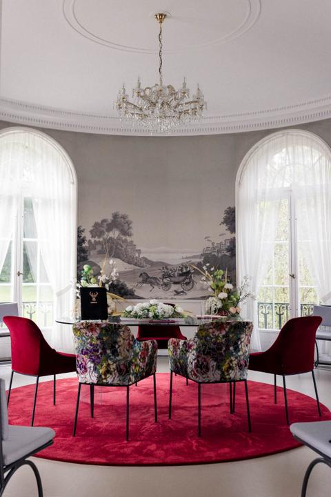 Turmzimmer der Villa Schwalbenhof in Gärtringen – stilvoll eingerichteter Trausaal mit floralen Stühlen und Blumengesteck
