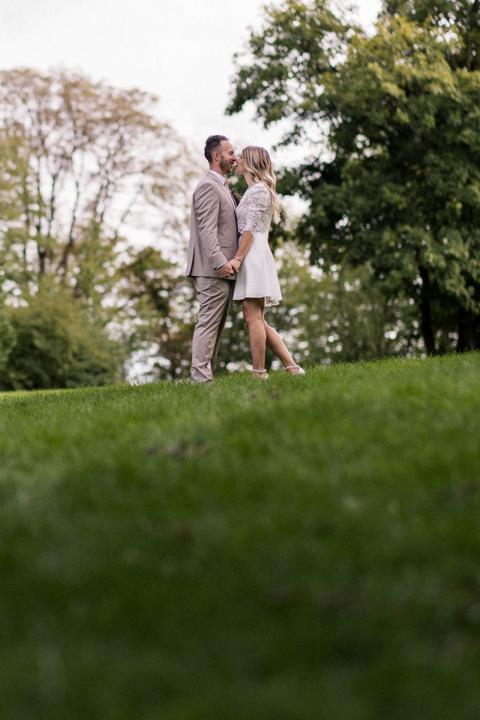 Brautpaar im Garten der Villa Schwalbenhof in Gärtringen nach der standesamtlichen Trauung