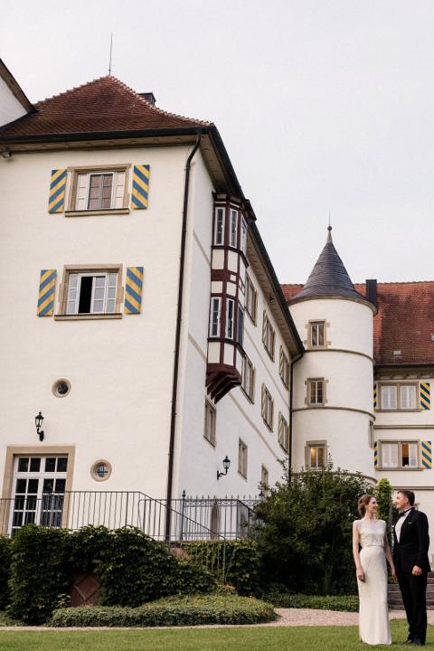 Luftaufnahme von Schloss Neuhaus bei Sinsheim im Kraichgau – Schlossgebäude, Innenhof und Park