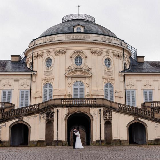 Brautpaar vor dem Schloss Solitude in Stuttgart – romantisches Paarshooting an der historischen Barockfassade