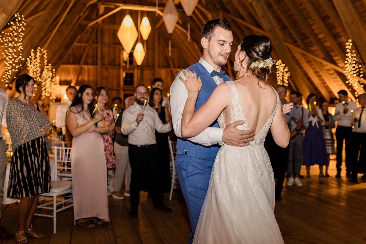 Brautpaar beim Hochzeitstanz im traumhaft romantischen Saal des Hofguts Bärenschlössle in Freudenstadt