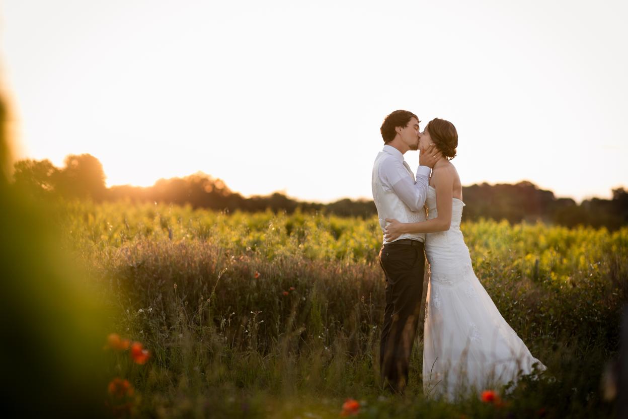 Brautpaar beim After-Wedding-Shooting in der Toskana, umgeben vom goldenen Licht des Sonnenuntergangs