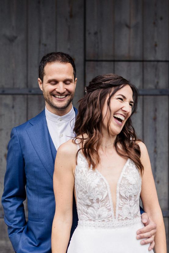 Herzhaft lachendes Brautpaar beim Hochzeitsshooting im Kloster Reuthin in Wildberg