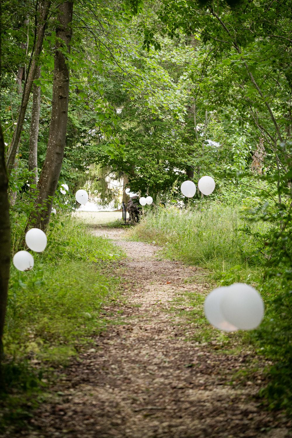 Mit Luftballons geschmückter Waldweg zum Platz im Grünen auf dem Albgut Münsingen
