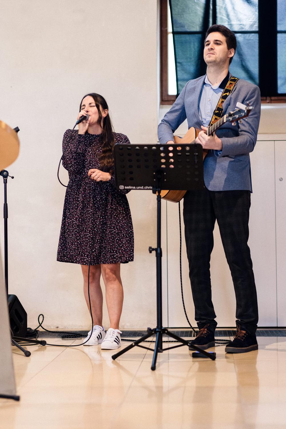 Duo aus Sängerin und Gitarrist spielt live bei der kirchlichen Trauung in Mötzingen