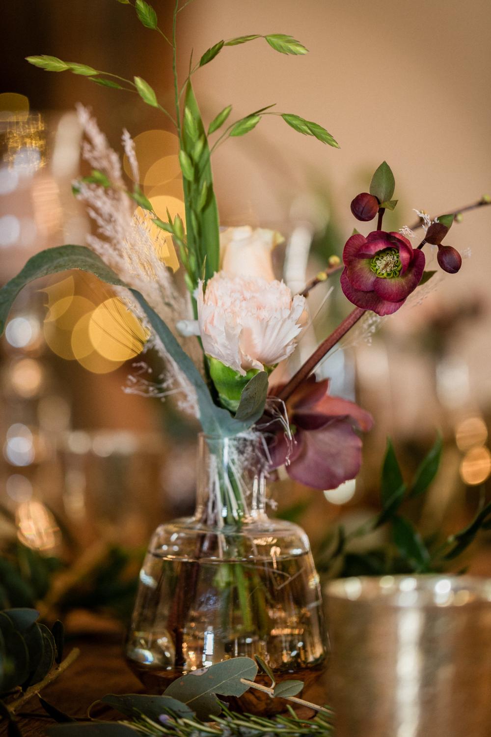 Detail der Tischdeko mit Christrose und Pampasgras