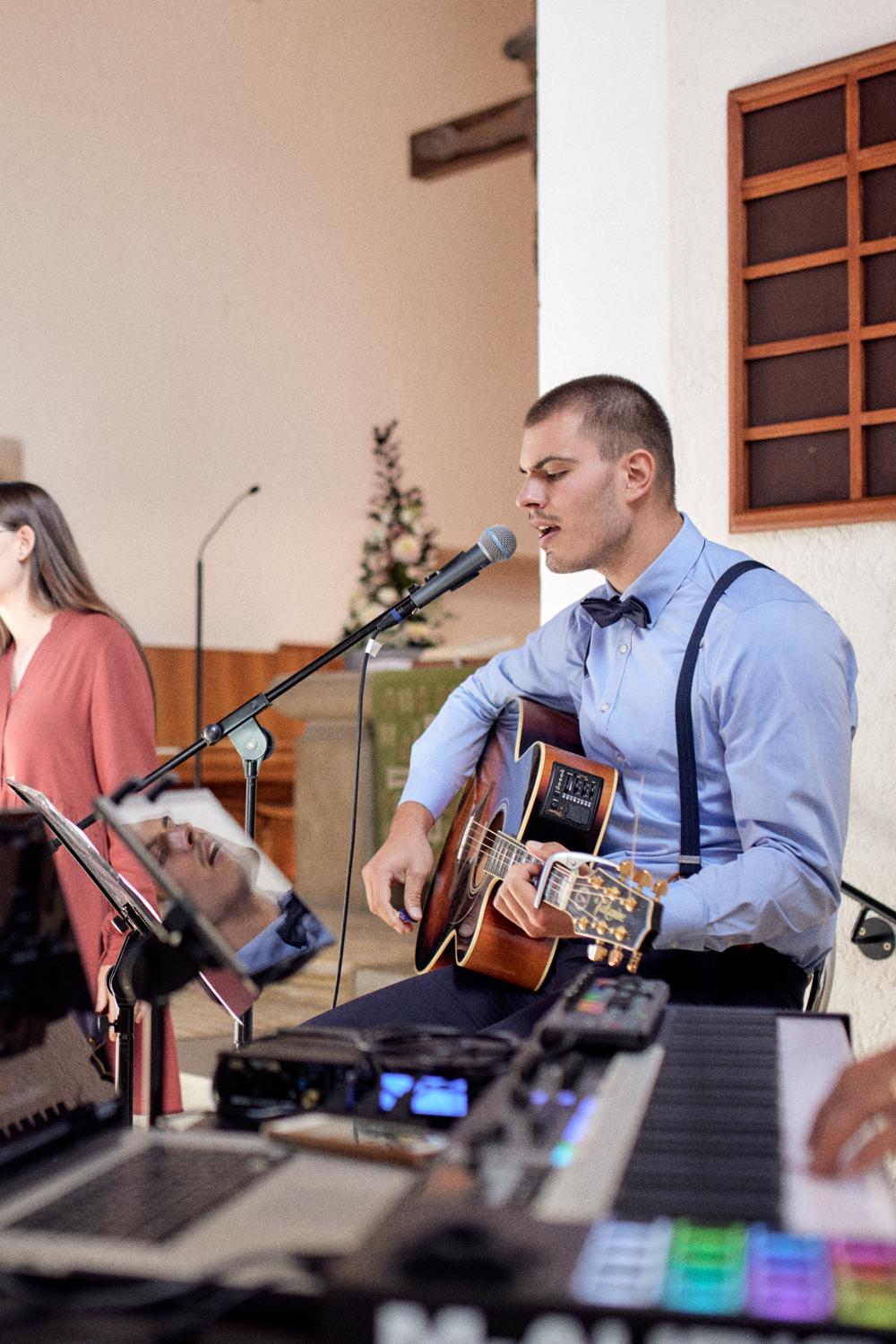 Musiker begleitet die Trauung mit Gitarre und Gesang