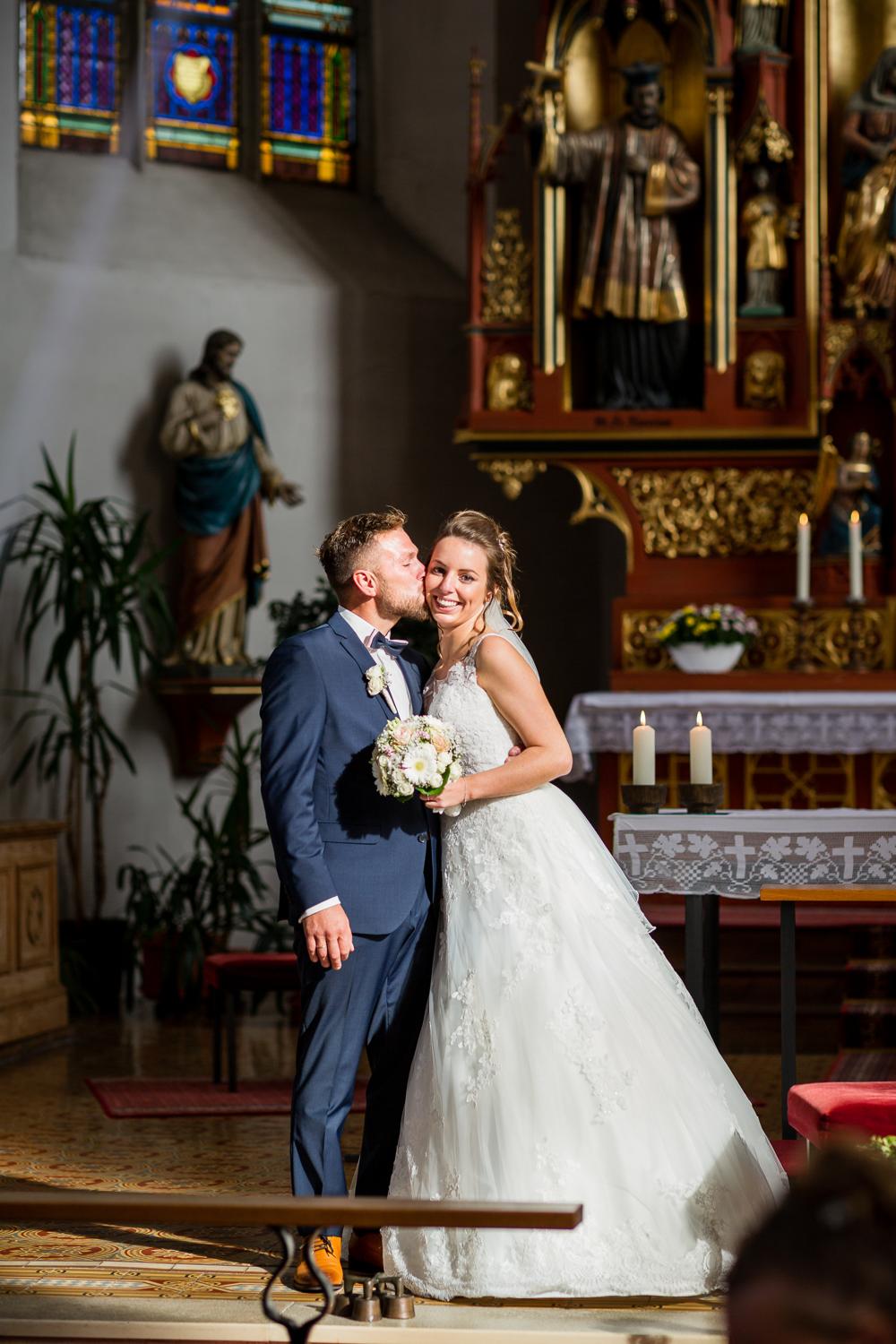 Frisch verheiratet: Brautpaar lacht am Altar der St. Clemenskirche Gruol nach der Trauung