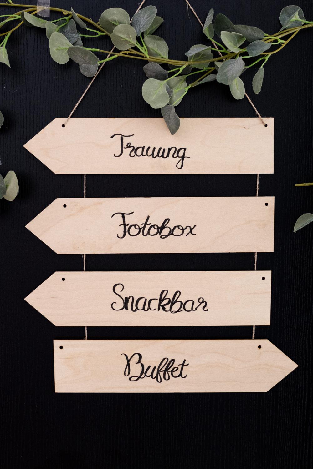 Hochzeitsschild aus Holz mit Eukalyptus: Trauung, Fotobox, Snackbar, Buffet – Wegweiser bei der Feier