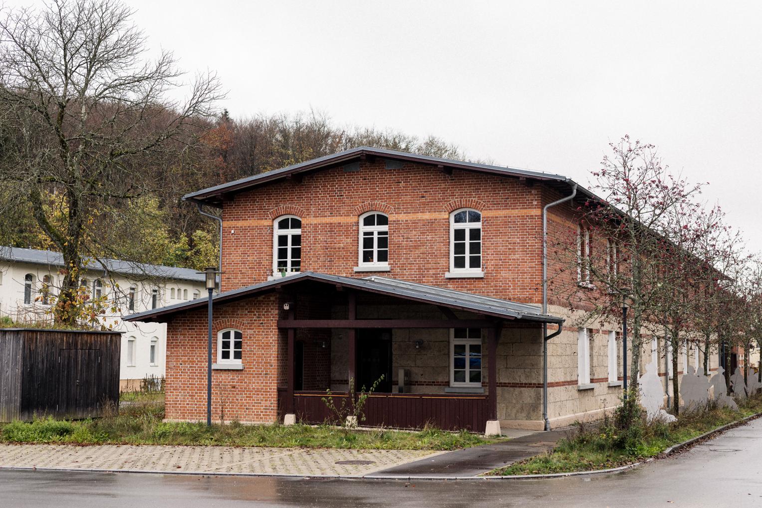 Historische Gebäude des Albgut Münsingen mit Innenhof im Herbst