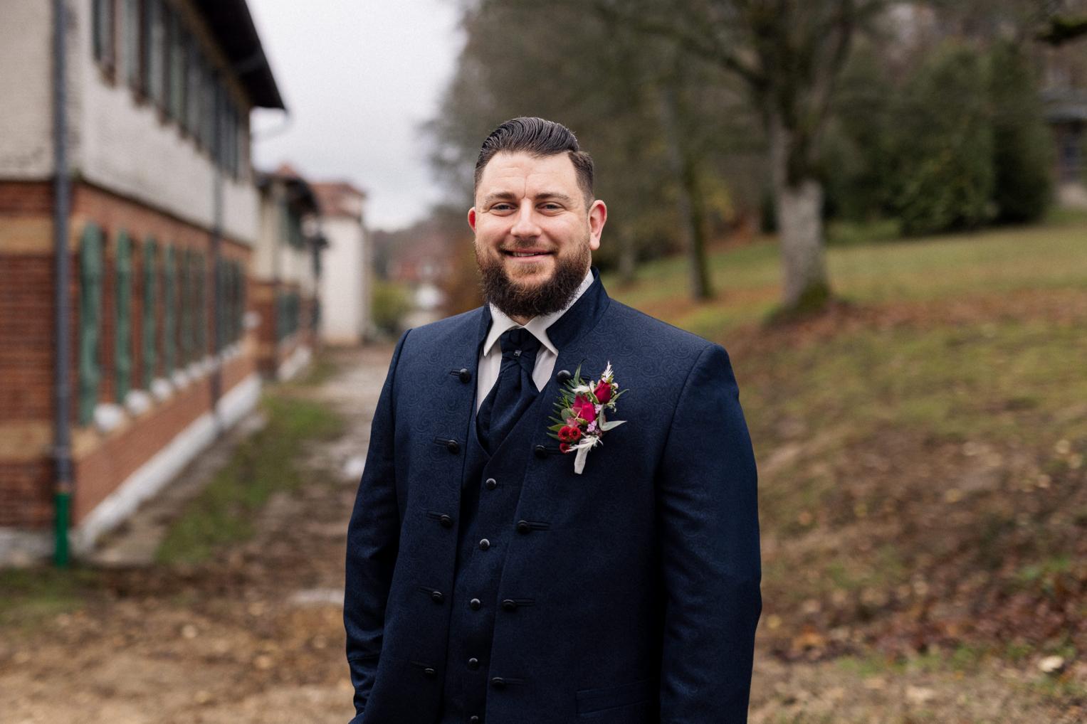 Boutonnière-Detail am Revers des Bräutigams beim Paarshooting auf dem Albgut Münsingen
