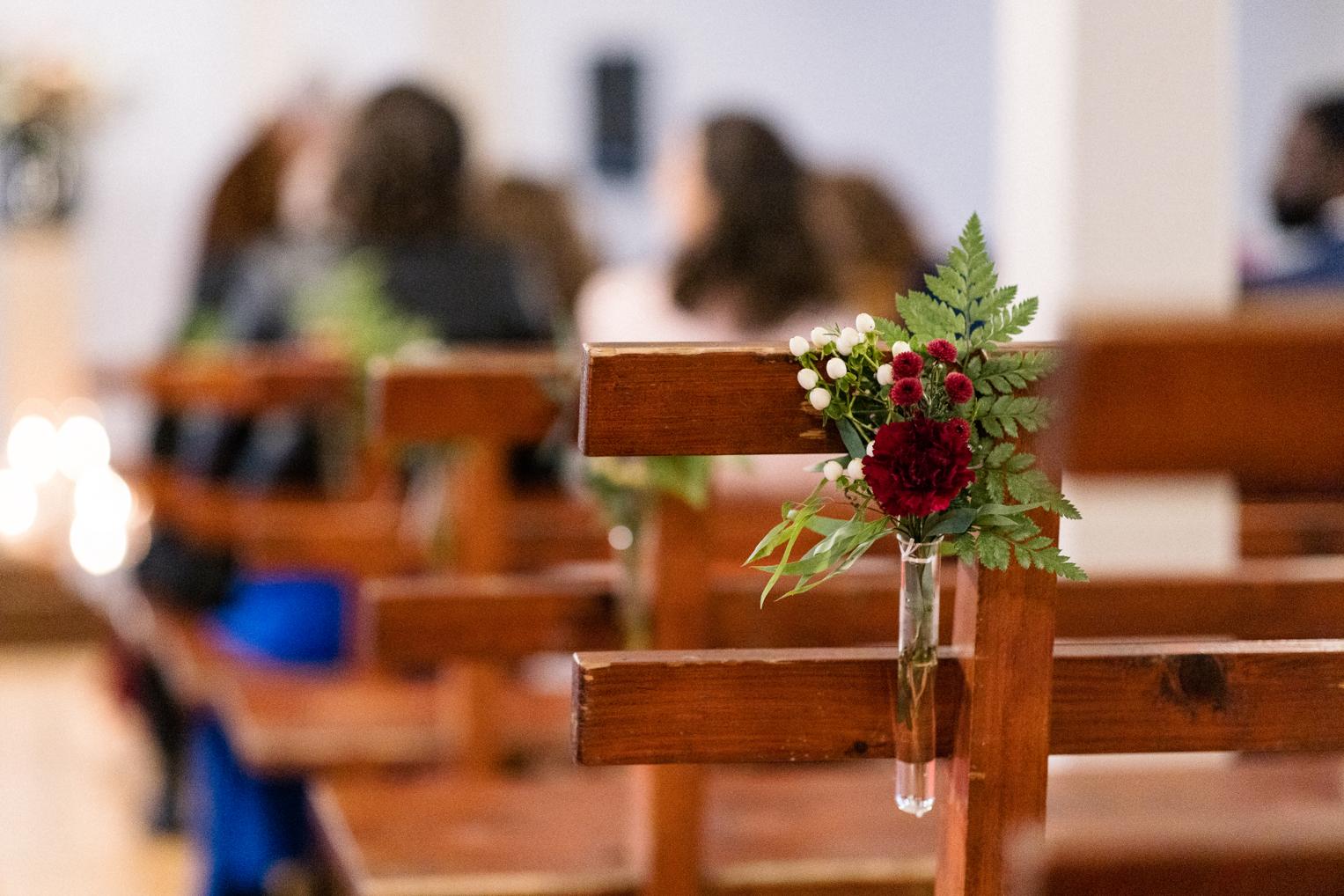 Blumendekorationen an den Kirchenbänken der Franziskus Kapelle auf dem Albgut