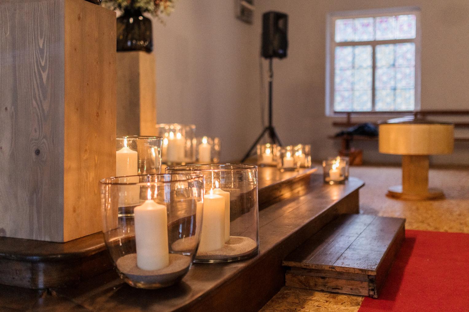 Kerzendekorationen in der Franziskus Kapelle auf dem Albgut Münsingen