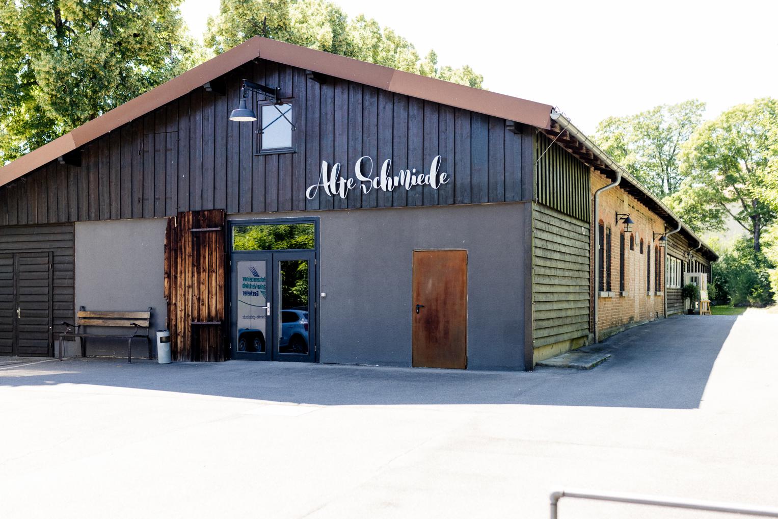 Eingang der Alten Schmiede auf dem Albgut Münsingen mit Schriftzug