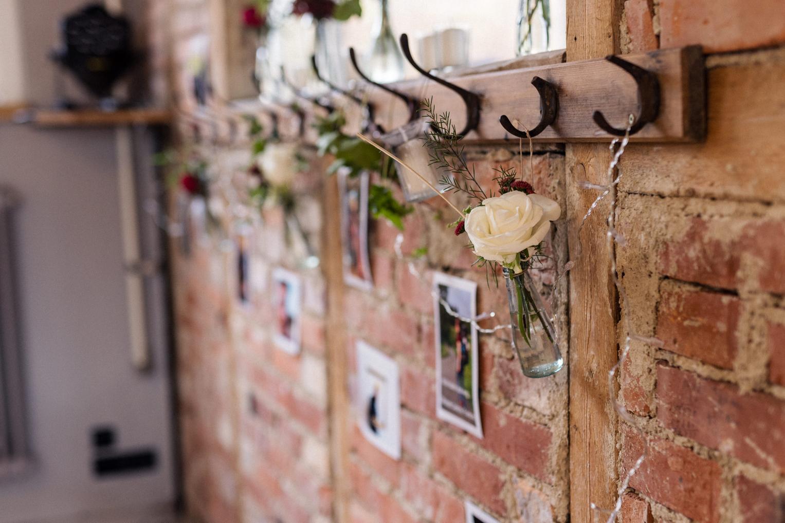 Fensterbrett mit Blüten und Polaroids in der Alten Schmiede auf dem Albgut Münsingen