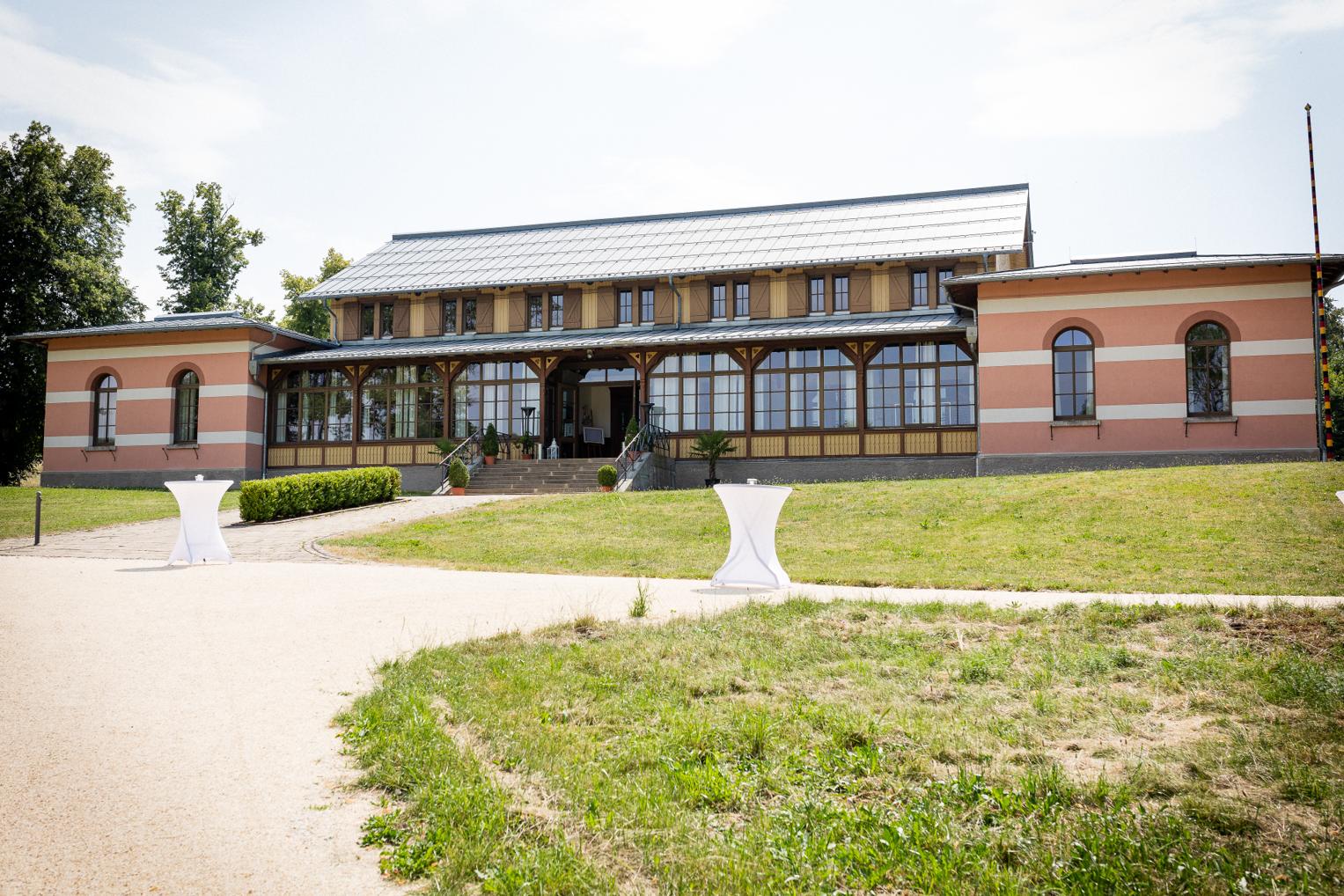 Württemberg Palais auf dem Albgut Münsingen mit Glasfassade und Cocktailtischen