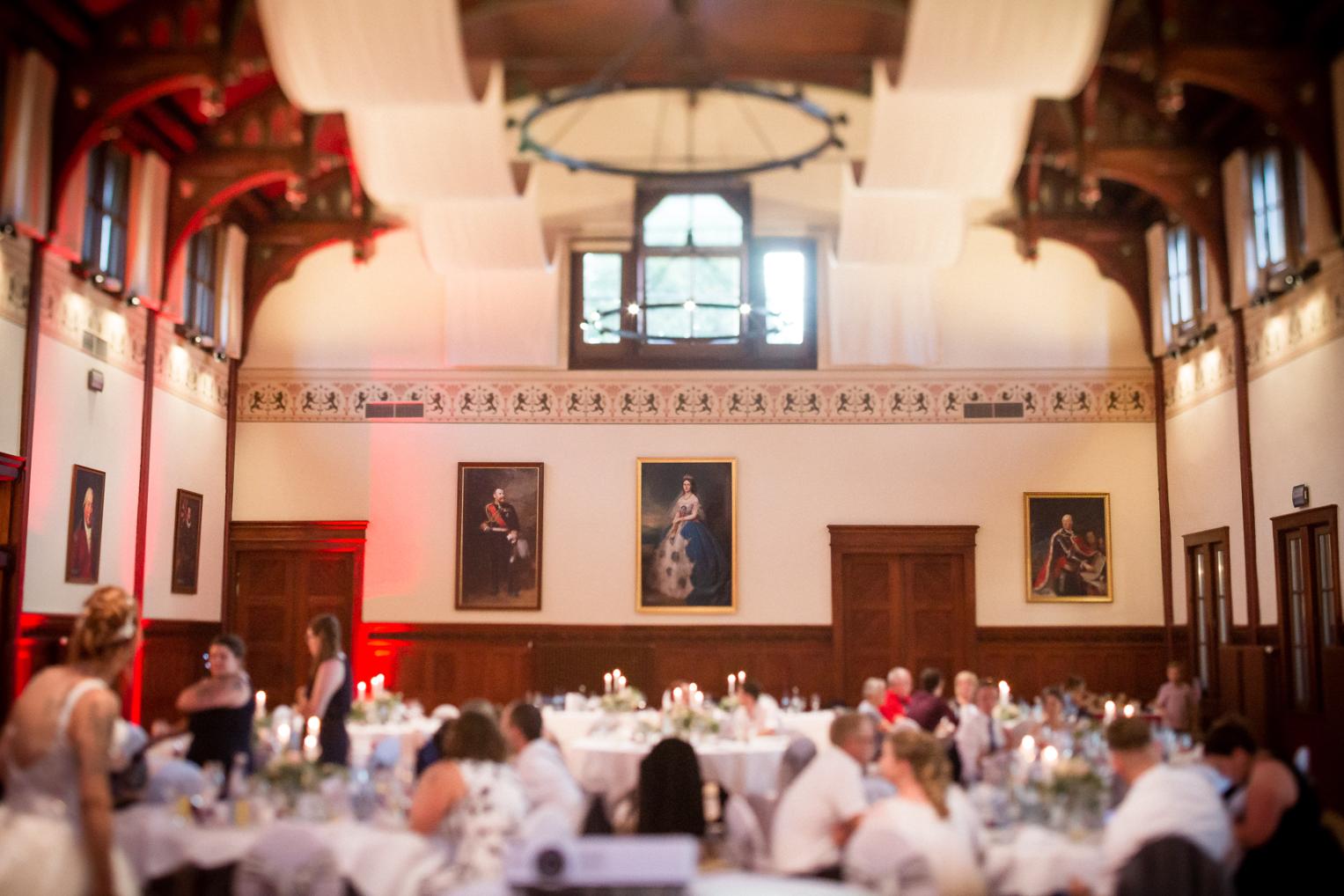 Brautpaar schneidet die Hochzeitstorte an im Württemberg Palais auf dem Albgut