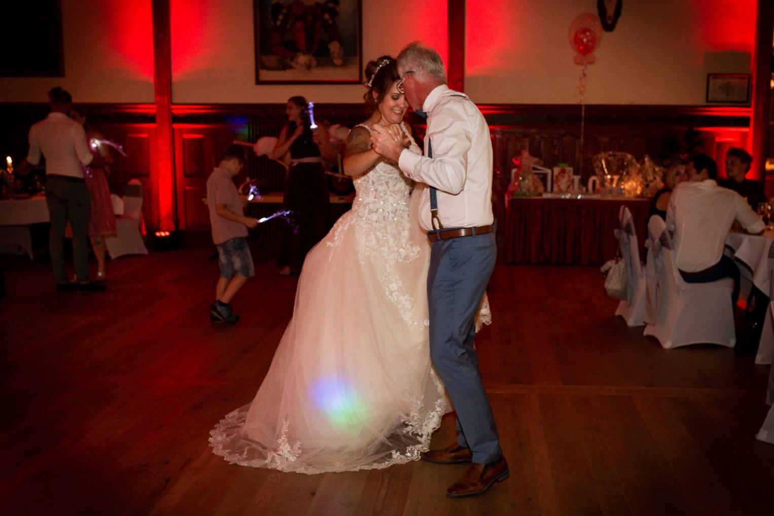 Hochzeitsabend auf der Tanzfläche im Württemberg Palais auf dem Albgut Münsingen