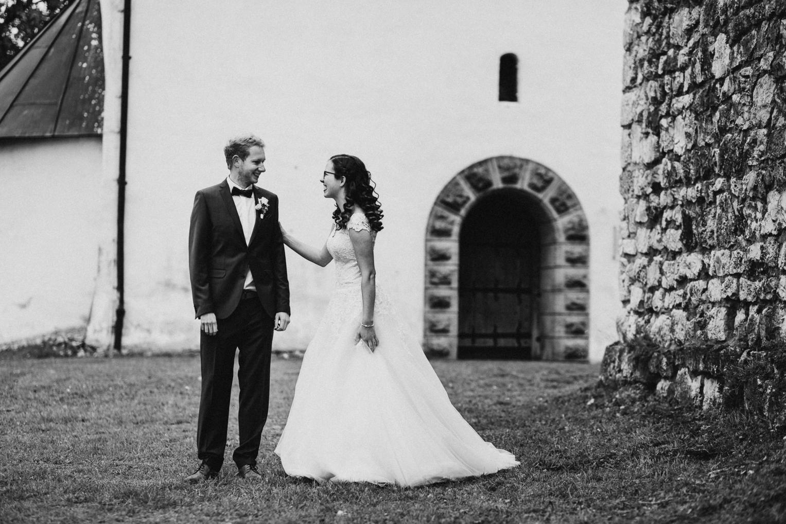 Brautpaar lacht sich an bei Hochzeit auf der Burg Veringenstadt, Schwarz-Weiß-Aufnahme
