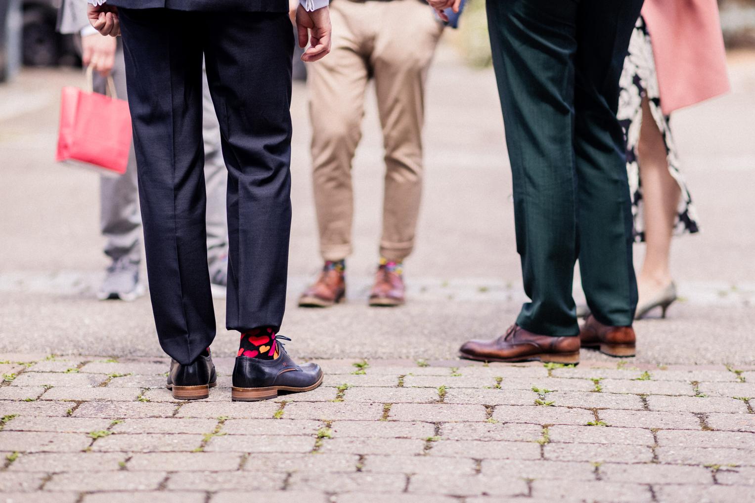 Detailaufnahme bunter Hochzeitssocken der Herren vor der Mauritius Kirche Mötzingen