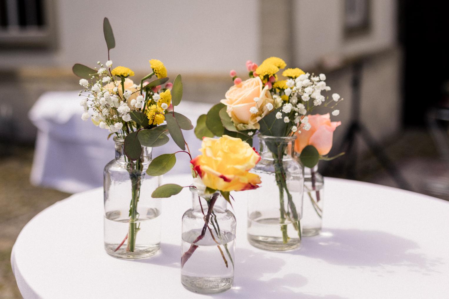 Blumendekoration in kleinen Glasvasen beim Sektempfang vor der Mauritius Kirche Mötzingen