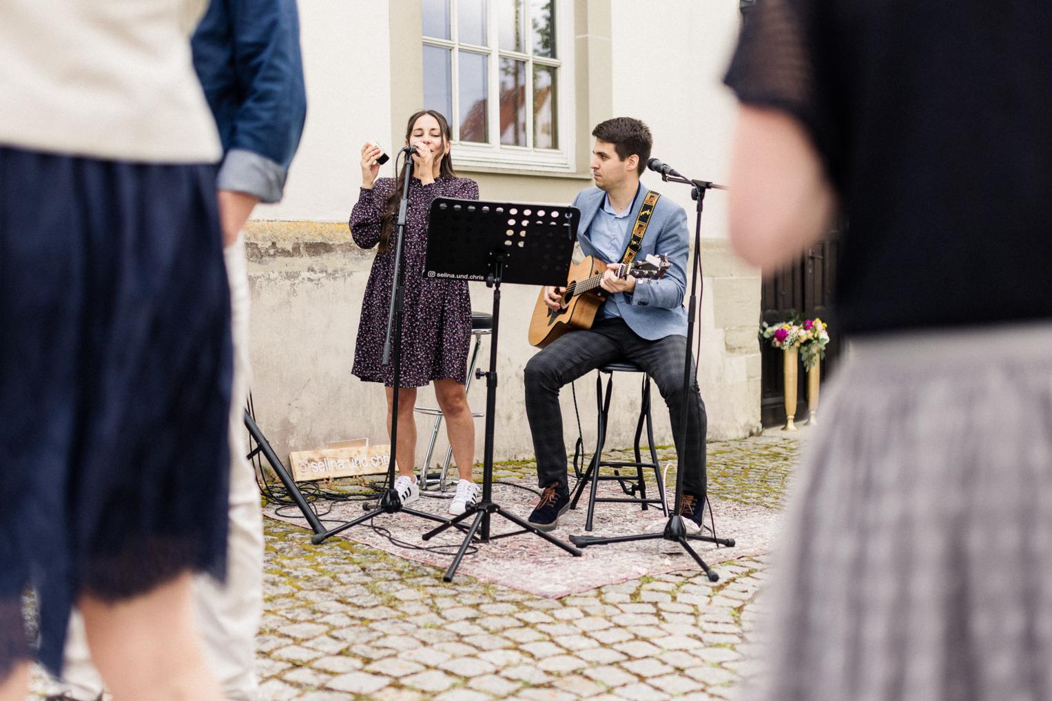 Live-Musik beim Kirchenempfang: Duo spielt auf dem Kirchhof der Mauritius Kirche Mötzingen