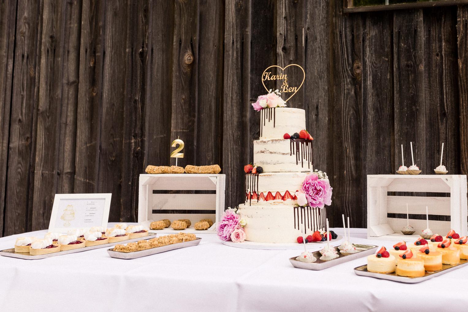 Dreigeschossige Naked Cake mit Beeren und Blumen auf dem Sweet Table des Lindenhof Mötzingen