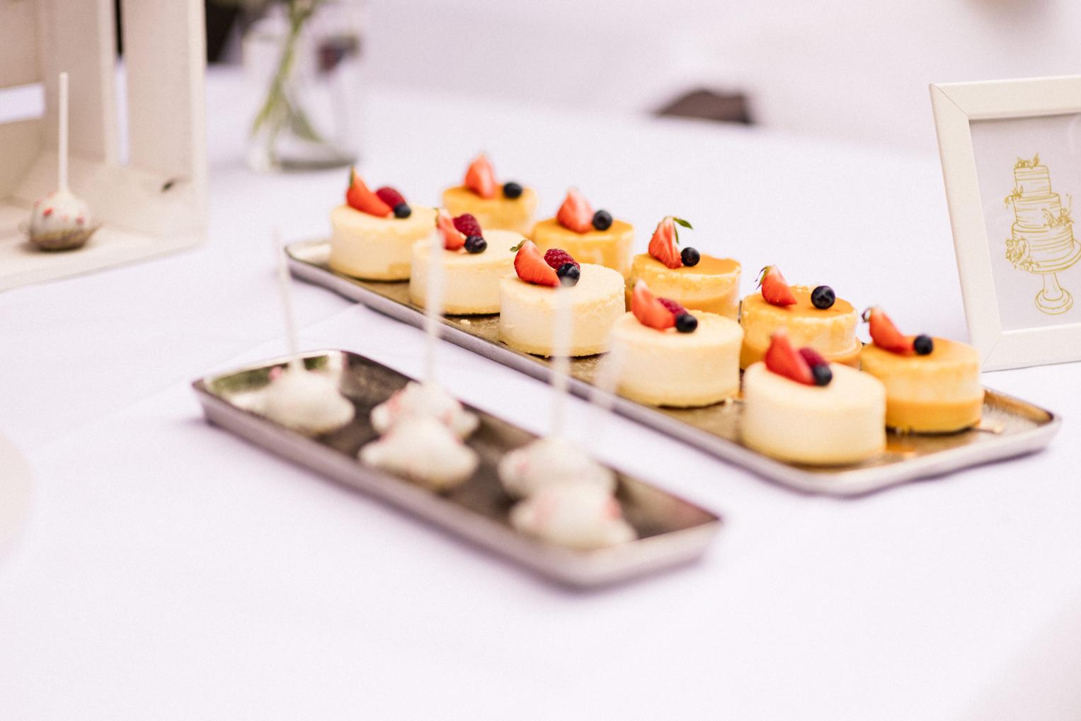 Käsekuchen-Törtchen mit frischen Beeren auf dem Hochzeits-Sweet-Table am Lindenhof Mötzingen