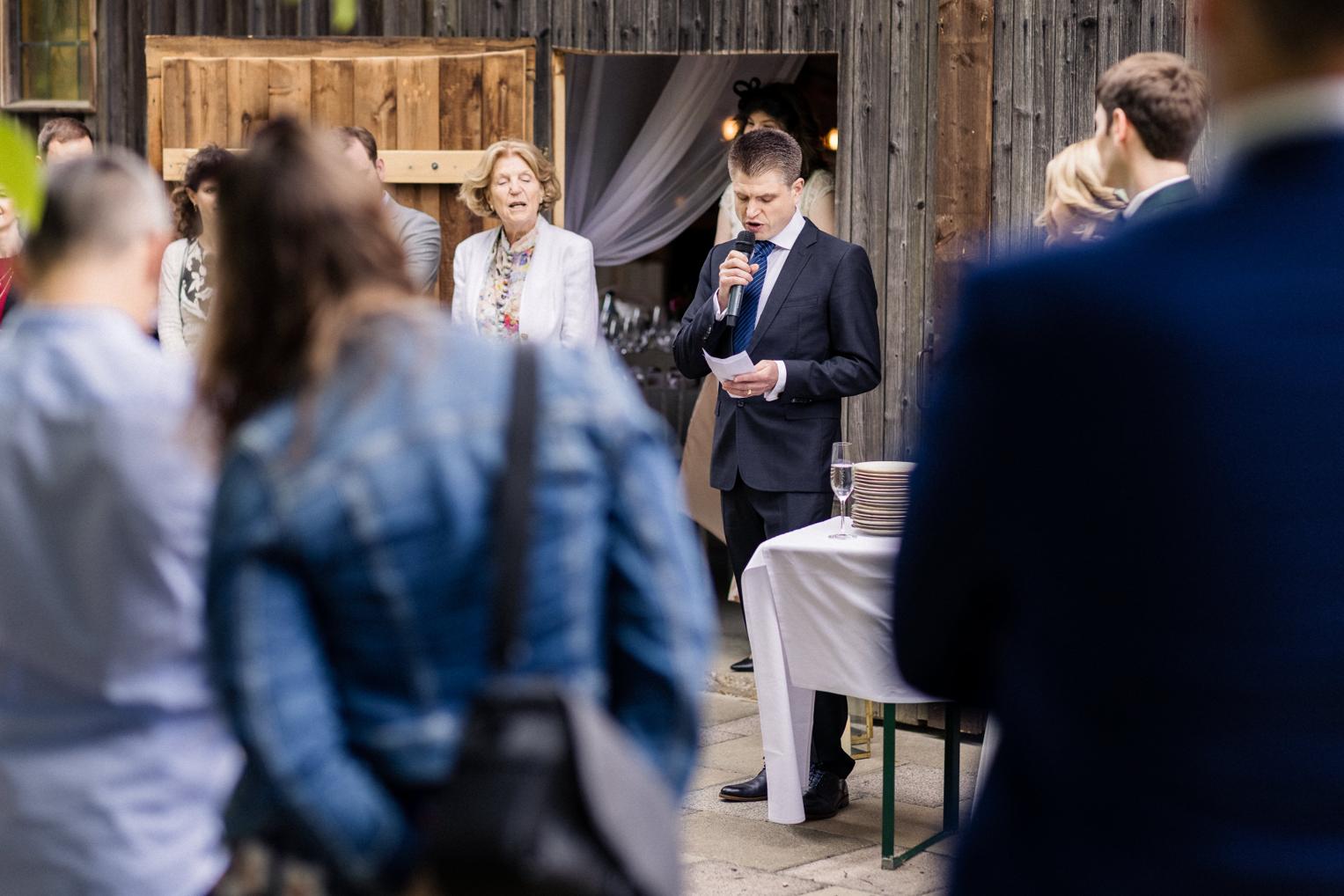 Rede eines Gastes beim Sektempfang im Außenbereich des Lindenhof Mötzingen