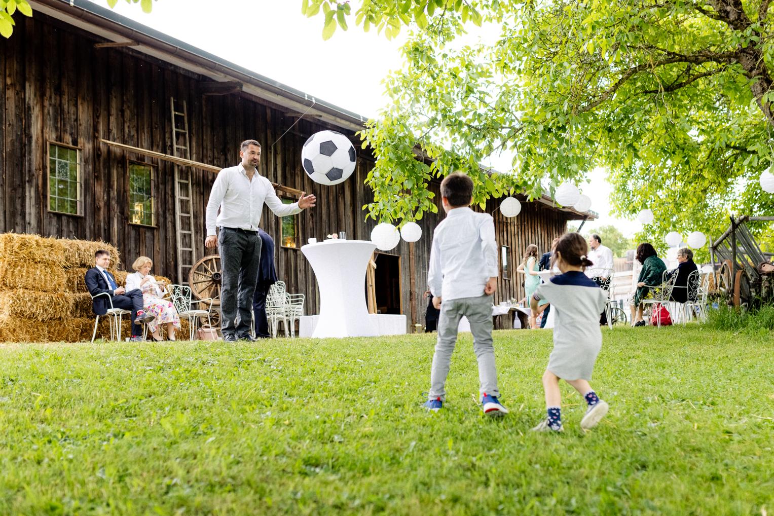 Kinder spielen Fußball auf der Wiese beim Hochzeitsfest am Lindenhof Mötzingen
