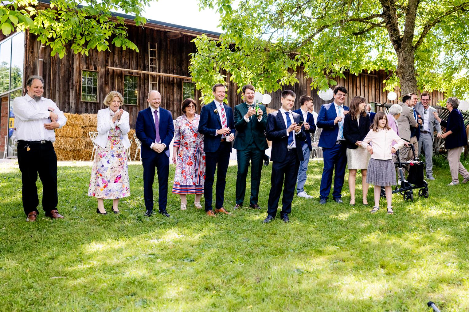 Familienfoto mit Strohballen und Scheune im Hintergrund beim Hochzeitsfest am Lindenhof Mötzingen