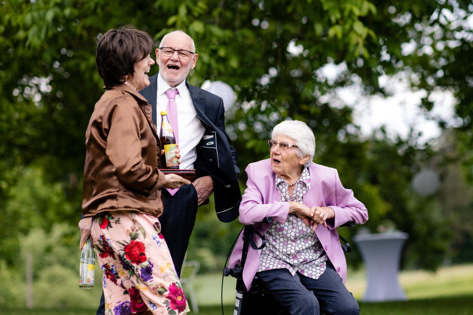 Drei Generationen lachen ausgelassen beim Hochzeitsfest im Außenbereich des Lindenhof Mötzingen