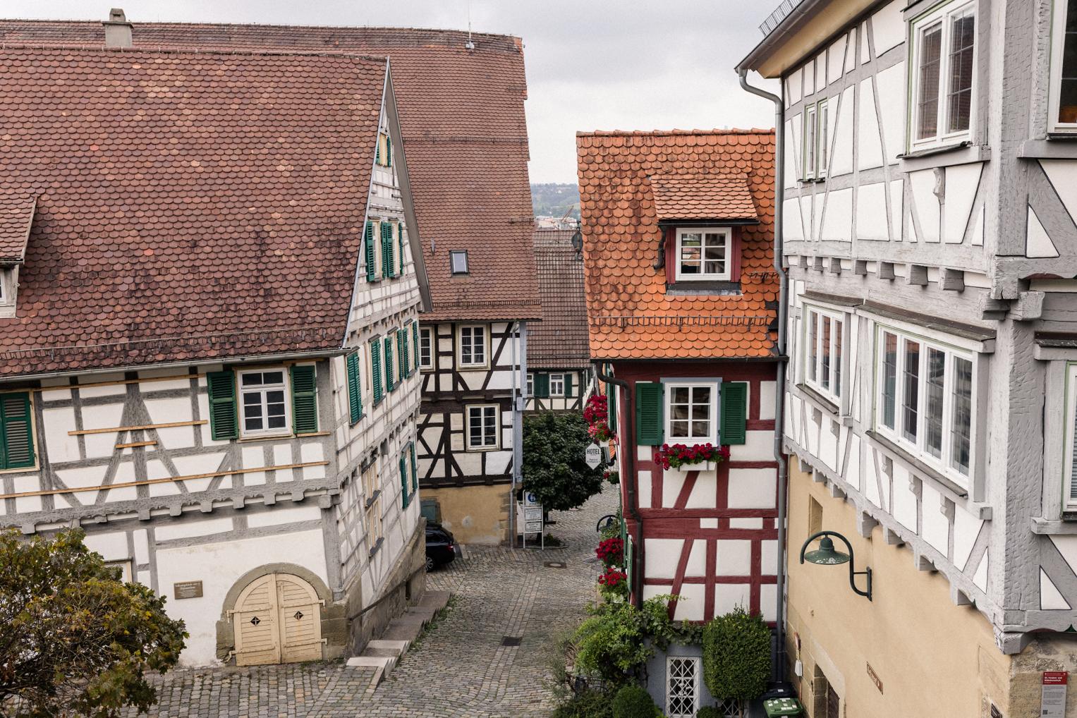 Charmante Altstadt von Herrenberg mit historischen Fachwerkhäusern und gepflasterten Gassen.