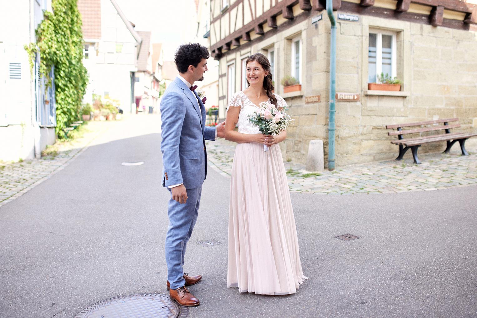 Braut und Bräutigam bei einem First-Look-Shooting in der Altstadt von Herrenberg, umgeben von historischen Fachwerkhäusern.