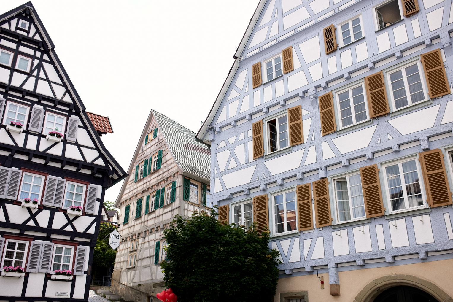 Außenansicht des Standesamts in Herrenberg, umgeben von historischen Fachwerkhäusern.