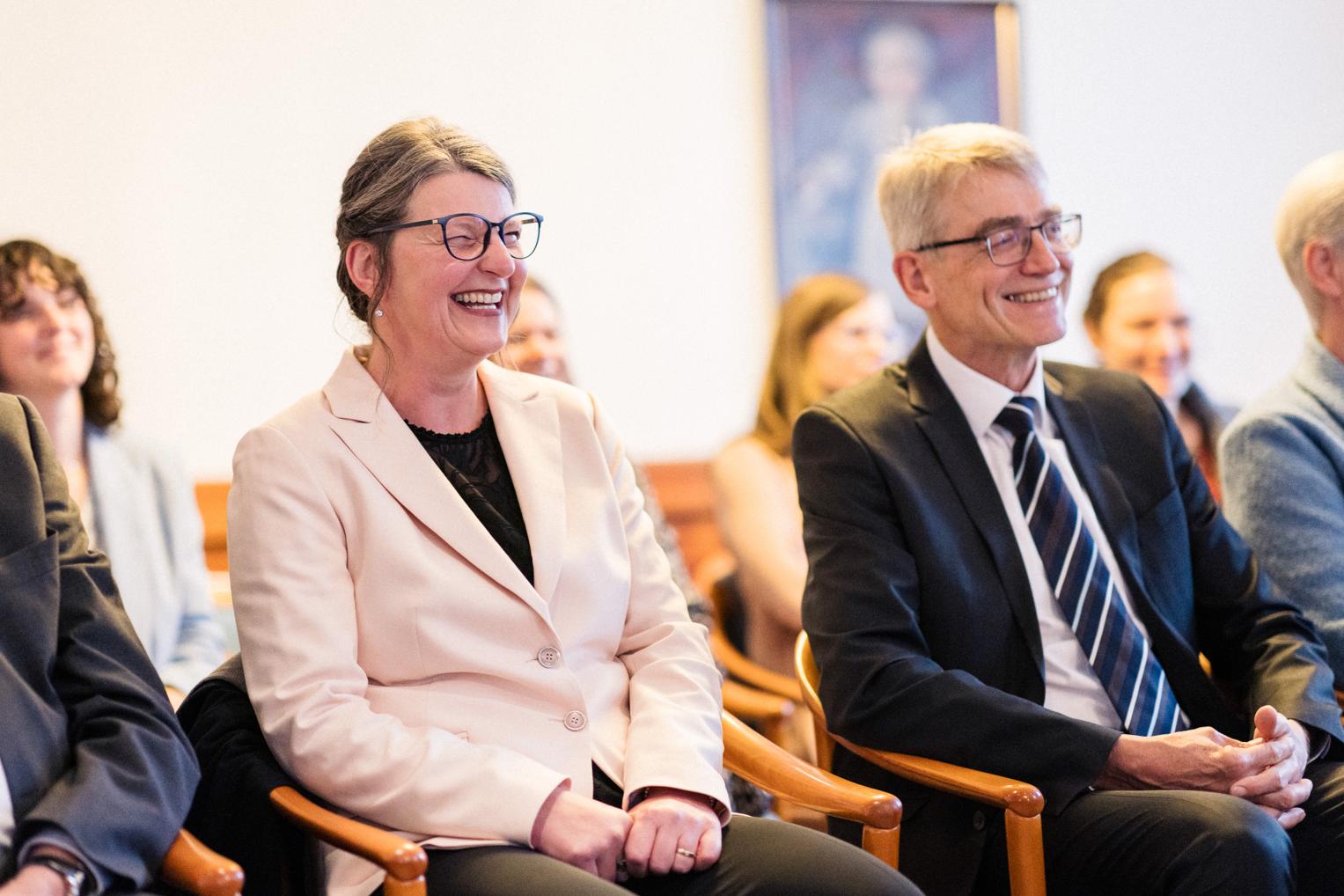 Gäste lachen während der standesamtlichen Trauung in Herrenberg und zeigen ihre Freude.