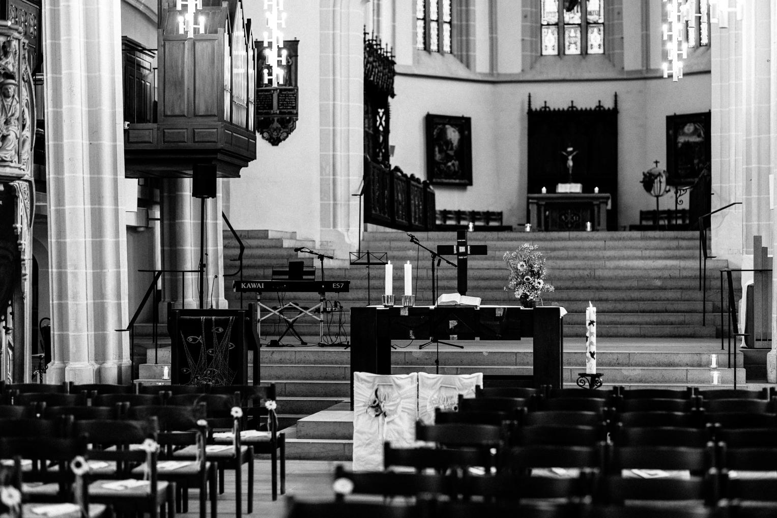 Schwarz-Weiß-Aufnahme des Innenraums der Stiftskirche in Herrenberg mit Blick auf den Altar