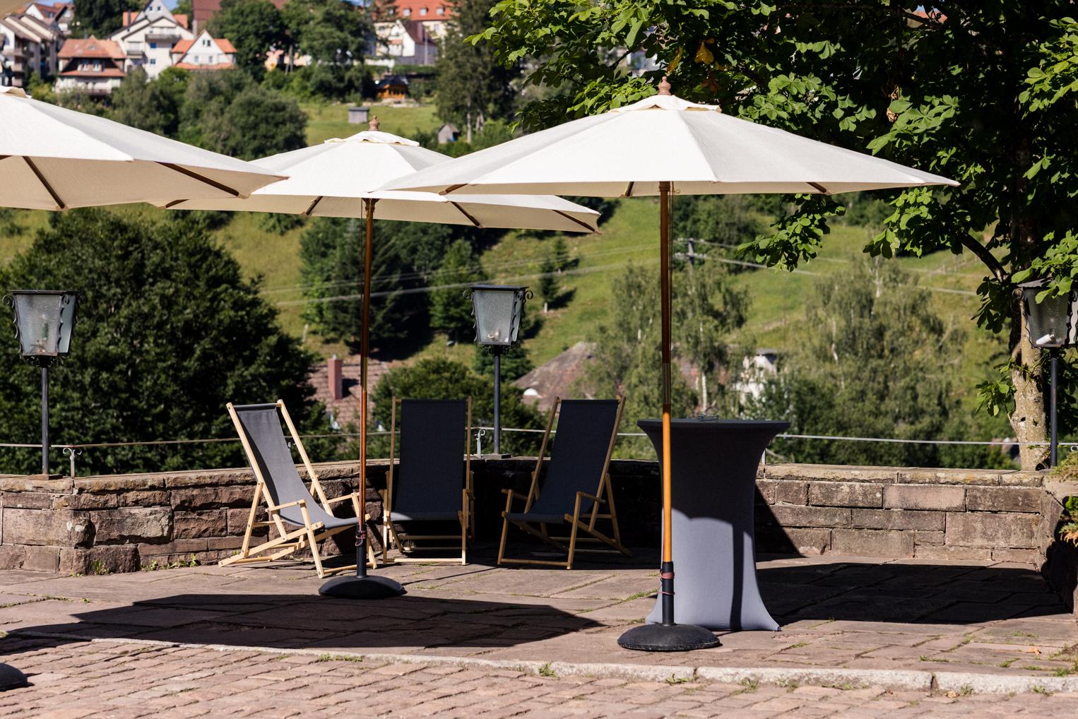Terrasse des Bärenschlössle mit Sonnenschirmen und Liegestühlen, Blick über Freudenstadt