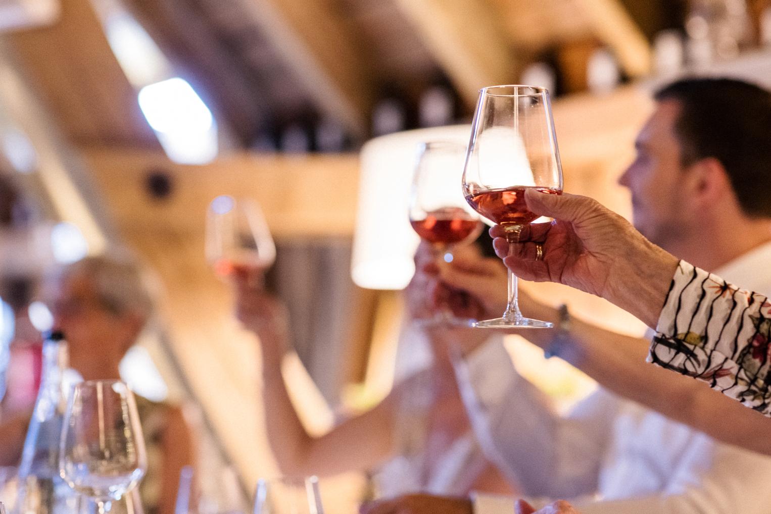 Gäste stoßen mit Roséwein an im Festsaal des Bärenschlössle
