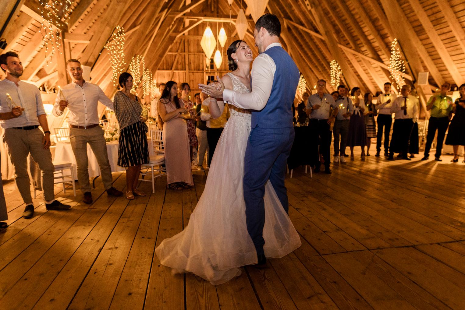 Hochzeitstanz im Bärenschlössle, Braut lächelt zum Bräutigam, Gäste stehen im Kreis
