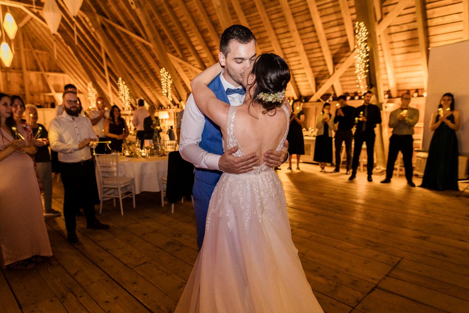 Kuss beim Hochzeitstanz im Festsaal des Bärenschlössle, Gäste mit Wunderkerzen im Hintergrund