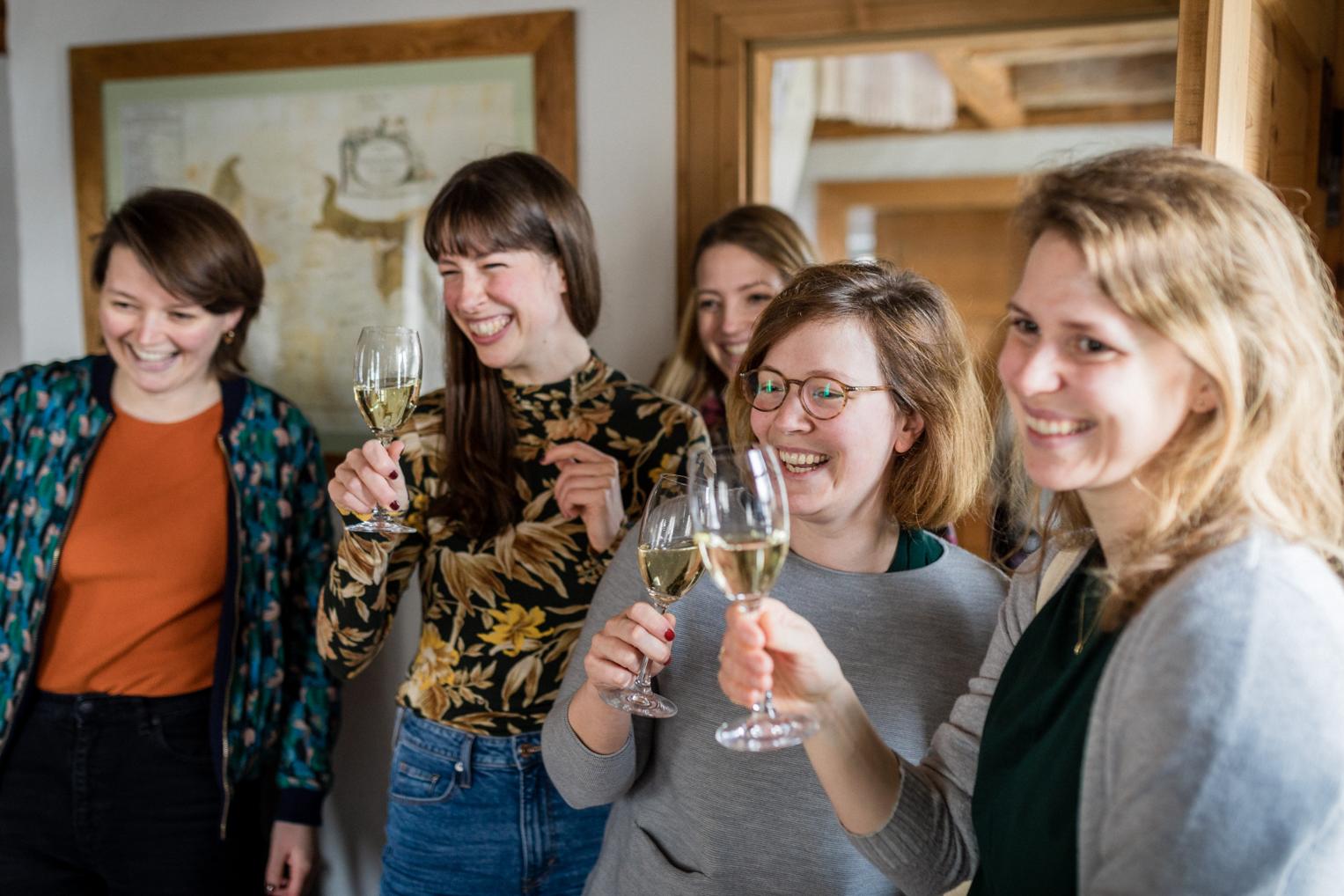Braut stößt mit Freundinnen vor der Trauung mit Sekt an
