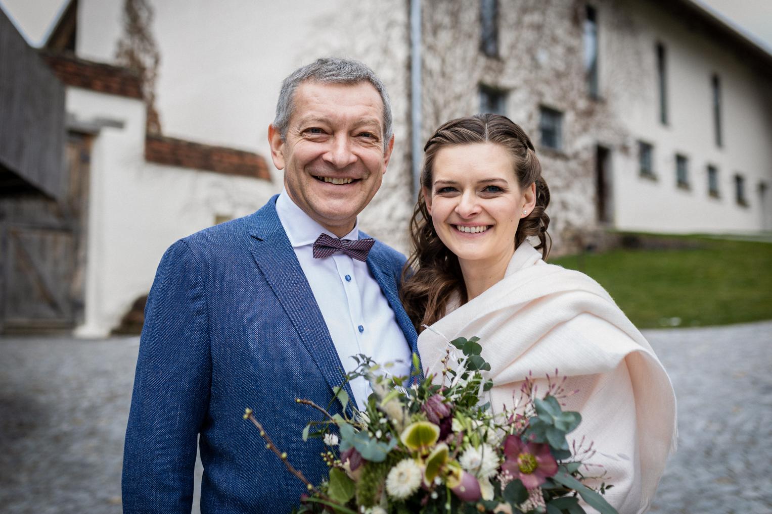 Braut mit Vater vor dem Haupthaus des Hofgut Maisenburg