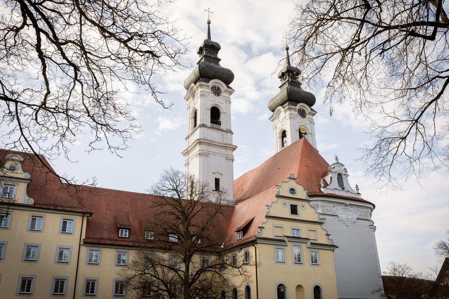Außenansicht des Münsters in Zwiefalten mit barocken Türmen