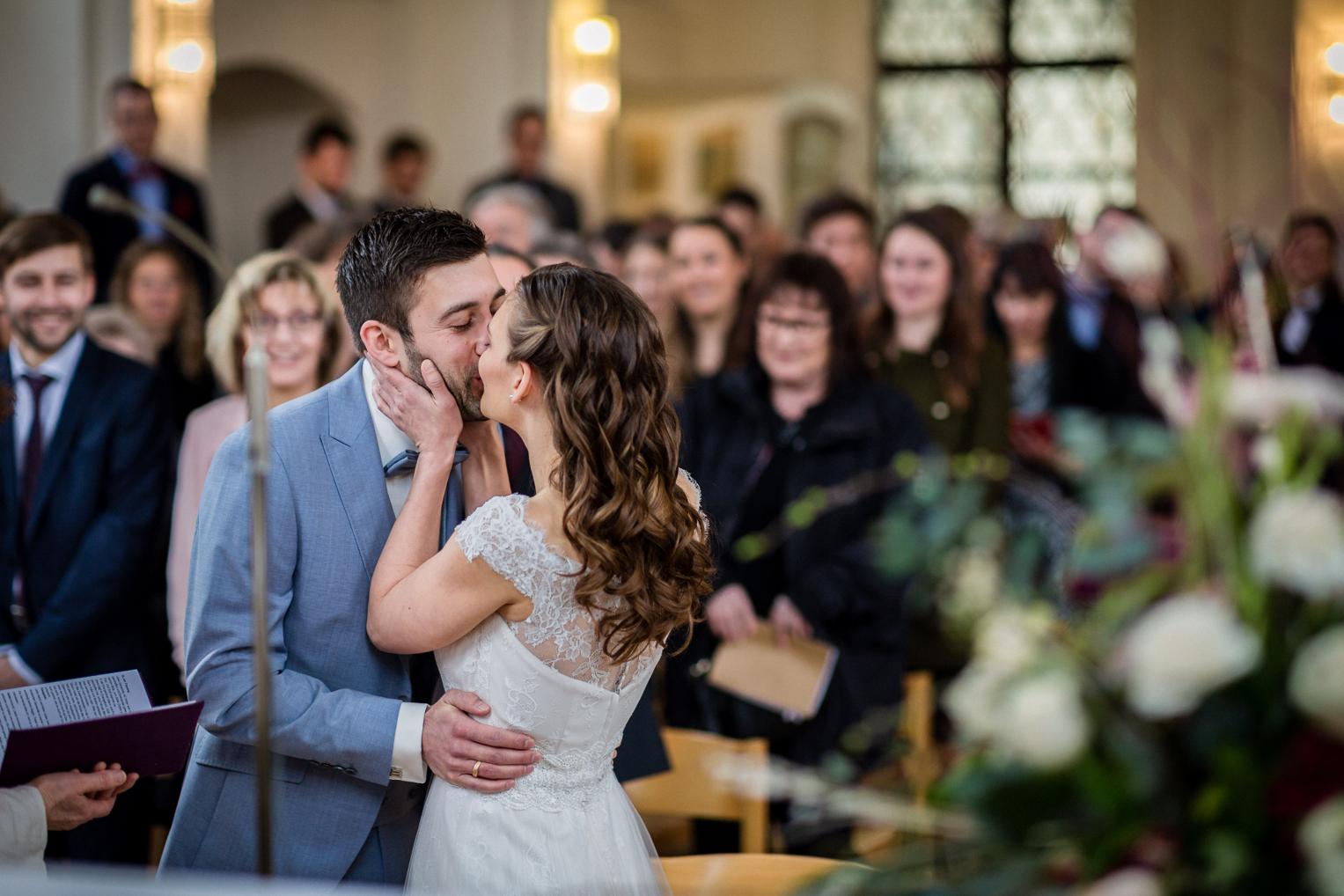 Erster Kuss des Paares als Eheleute in der Klosterkirche Zwiefalten