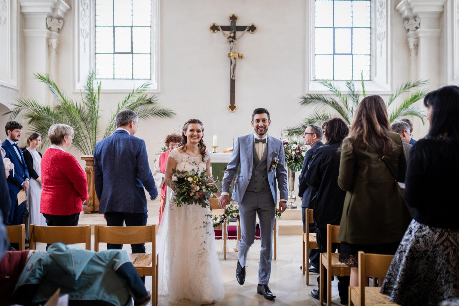 Lachendes Brautpaar beim Auszug aus dem Kloster Zwiefalten